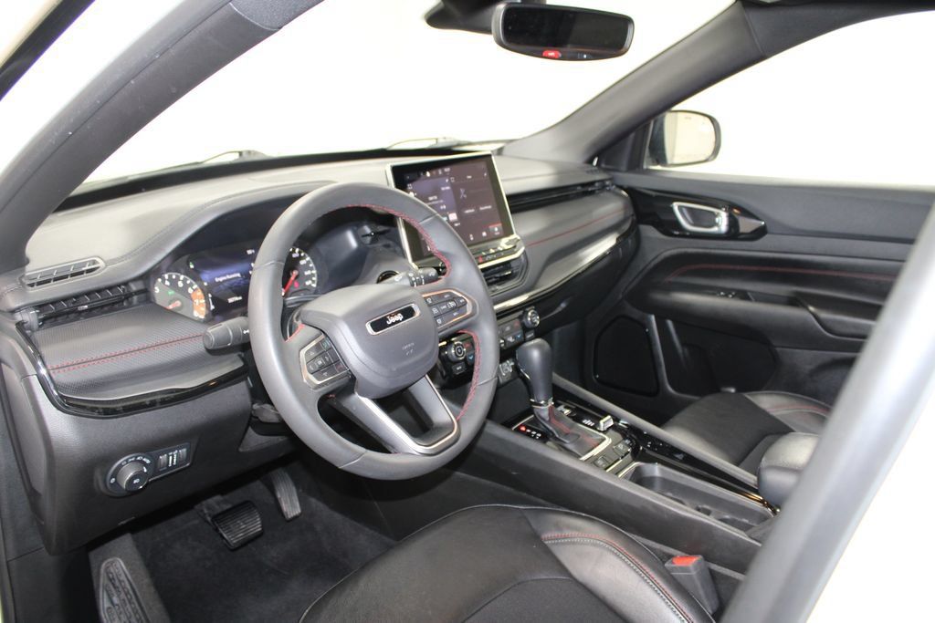 Used 2025 Jeep Compass Trailhawk AWD/4WD image 21