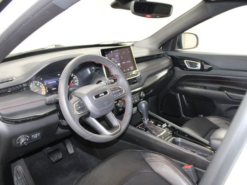 Used 2025 Jeep Compass Trailhawk AWD/4WD image 21