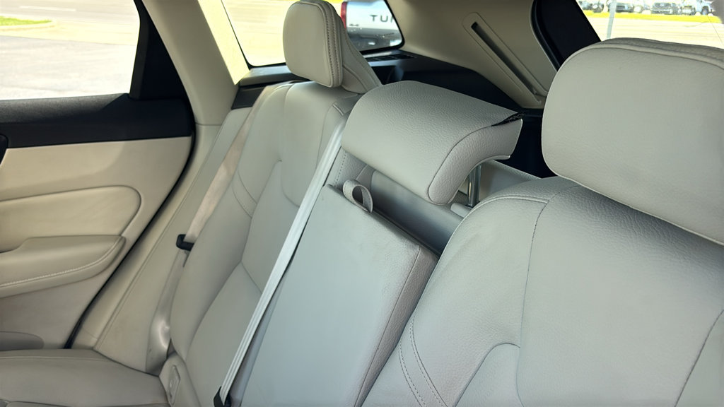 Certified 2025 Volvo XC60 B5 Plus w/ Climate Package AWD/4WD image 12