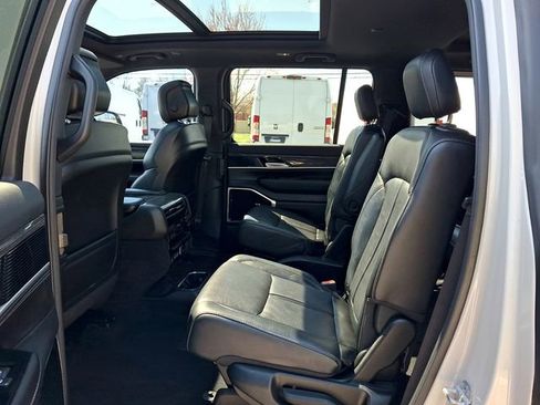 Used 2022 Jeep Wagoneer Series III w/ Premium Group I AWD/4WD image 13