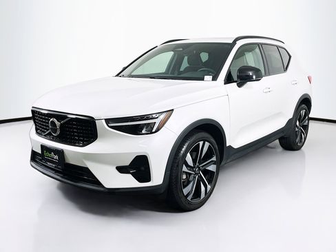Used 2023 Volvo XC40 B5 Plus w/ Climate Package image 3
