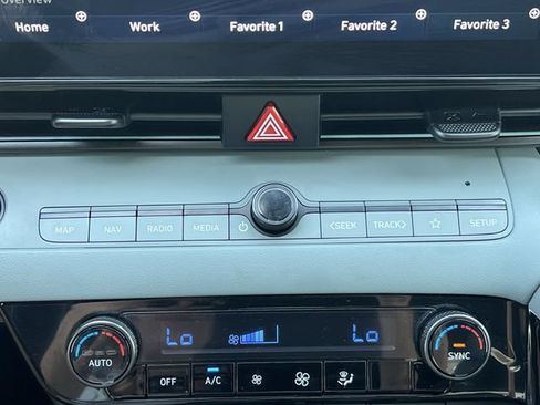 Certified 2025 Hyundai Elantra Limited FWD image 23