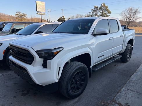 Used 2025 Toyota Tacoma SR5 image 1