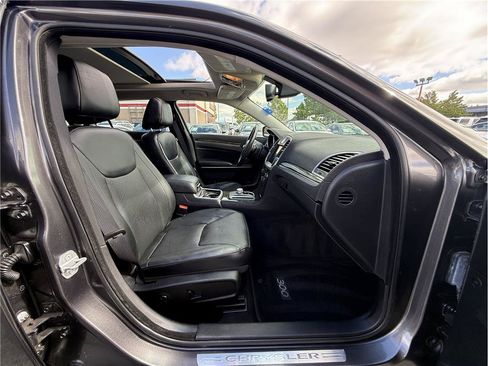 Used 2016 Chrysler 300 C RWD image 13