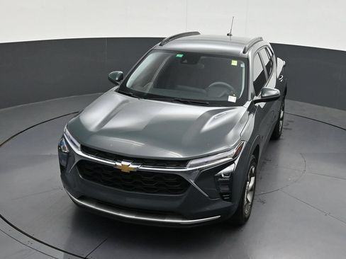 Used 2025 Chevrolet Trax LT FWD image 22
