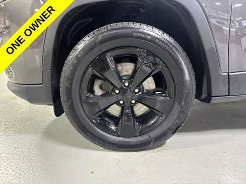 Used 2019 Jeep Cherokee Latitude Plus AWD/4WD image 9