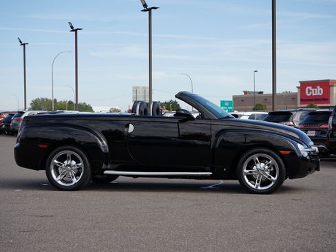 Used 2006 Chevrolet SSR w/ Preferred Equipment Group image 2