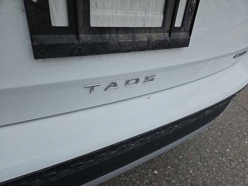 Used 2023 Volkswagen Taos SE w/ Panoramic Sunroof Package AWD/4WD image 4