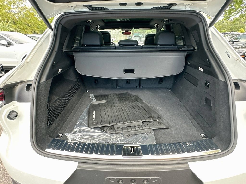 Certified 2025 Porsche Cayenne AWD/4WD image 27