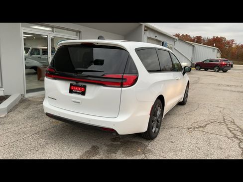 New 2026 Chrysler Pacifica Select image 5