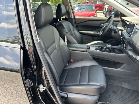 Used 2023 Nissan Rogue SV w/ SV Premium B Package FWD image 9
