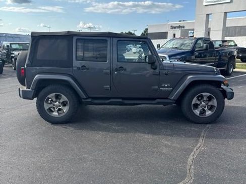 Used 2017 Jeep Wrangler Unlimited Sahara w/ Connectivity Group AWD/4WD image 3