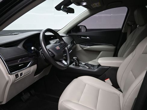 Used 2019 Cadillac XT4 Luxury w/ Cold Weather Package FWD image 9