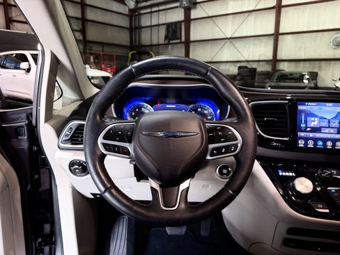 Used 2018 Chrysler Pacifica Touring-L Plus w/ Advanced Safetytec Group FWD image 29