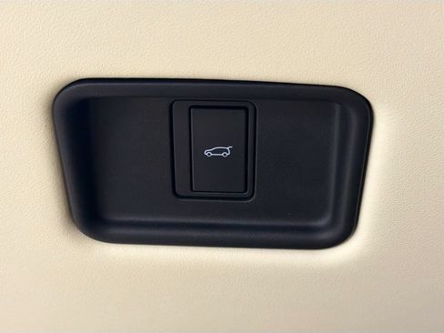 Used 2025 Land Rover Range Rover SE AWD/4WD image 11