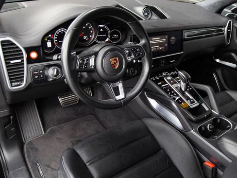 Certified 2023 Porsche Cayenne Turbo AWD/4WD image 4