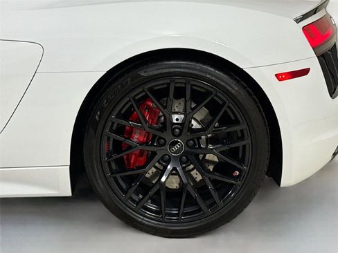 Used 2018 Audi R8 V10 w/ Premium Package image 38