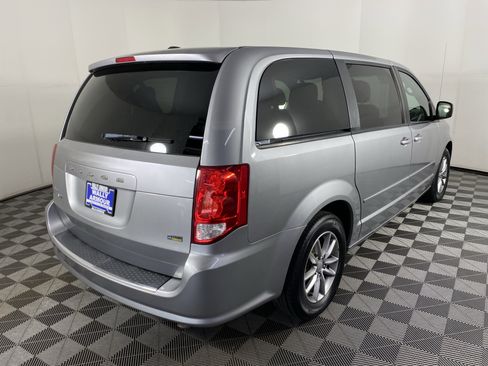 Used 2016 Dodge Grand Caravan SE FWD image 4