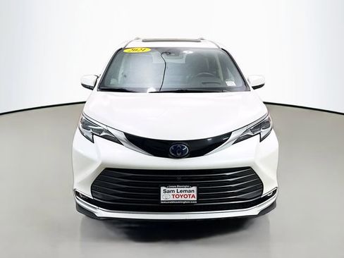 Used 2021 Toyota Sienna Platinum image 2