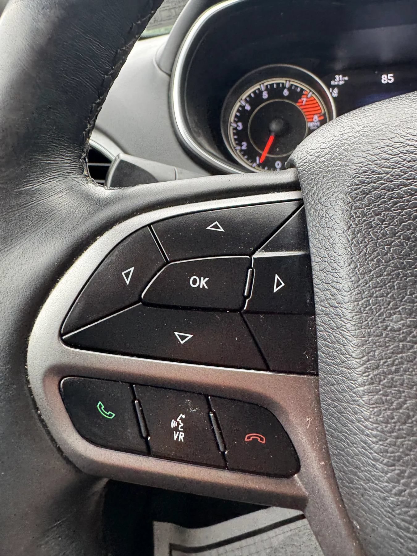 Used 2019 Jeep Cherokee Overland w/ Technology Group AWD/4WD image 11