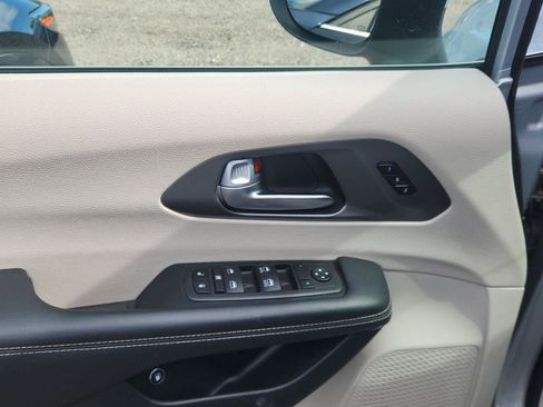 Used 2023 Chrysler Pacifica Touring-L FWD image 12