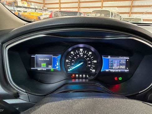 Used 2019 Ford Fusion SE FWD image 14