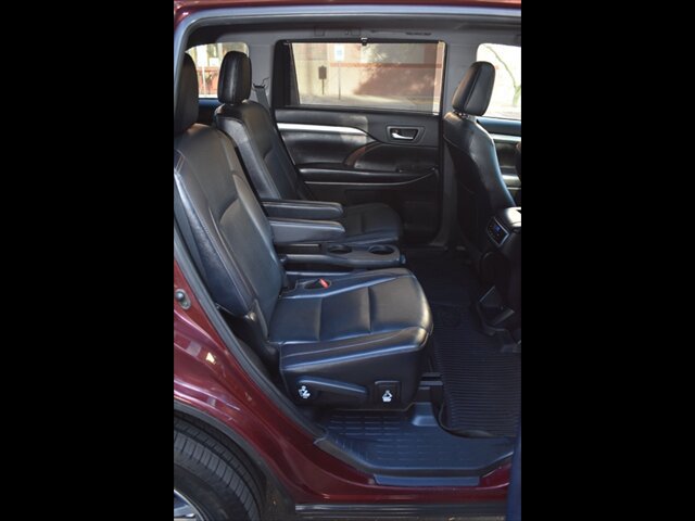 Used 2019 Toyota Highlander XLE FWD image 27
