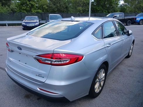 Used 2019 Ford Fusion SE FWD image 4