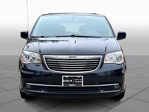 Used 2016 Chrysler Town & Country Touring image 4