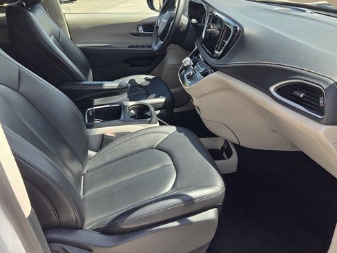 Certified 2024 Chrysler Pacifica Limited FWD image 16