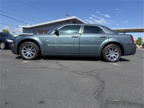 Used 2005 Chrysler 300 Touring RWD image 2