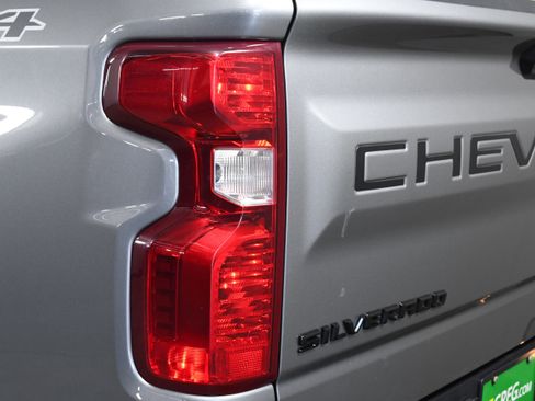 Used 2023 Chevrolet Silverado 1500 Custom image 31