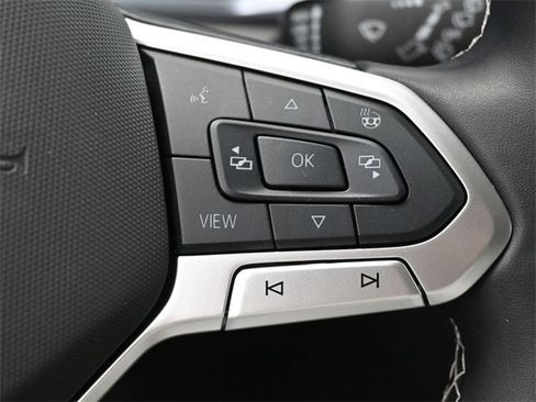 Certified 2025 Volkswagen Taos SE image 17