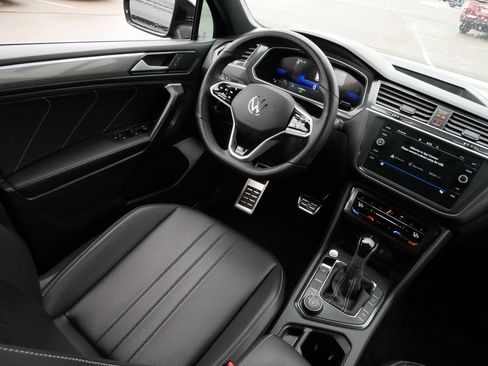 Certified 2023 Volkswagen Tiguan SE R-Line AWD/4WD image 9