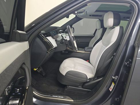 Used 2025 Land Rover Range Rover Sport Dynamic SE image 19
