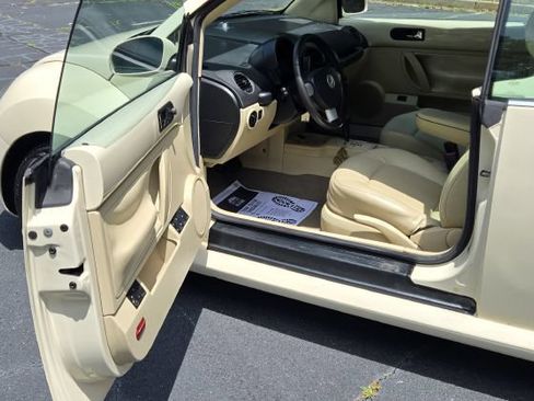 Used 2010 Volkswagen Beetle Convertible FWD image 7