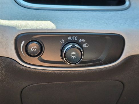 Used 2020 Chevrolet Bolt Premier w/ Infotainment Package FWD image 39