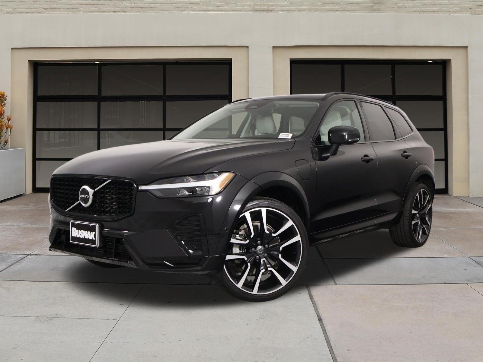 Used 2023 Volvo XC60 T8 Ultimate w/ Protection Package Premier AWD/4WD image 3