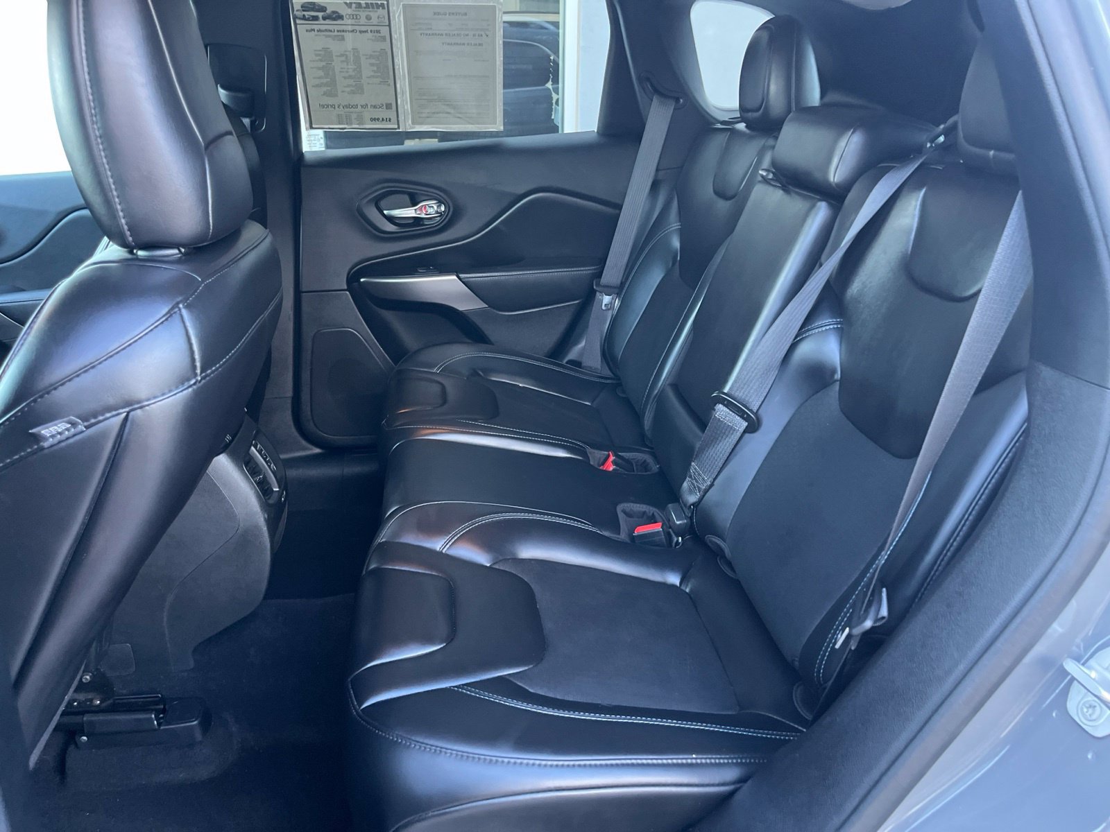 Used 2019 Jeep Cherokee Latitude Plus w/ Cold Weather Group AWD/4WD image 30