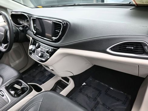 Used 2022 Chrysler Pacifica Touring-L FWD image 43