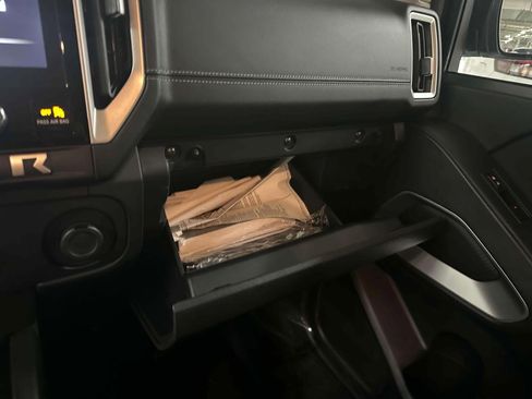 Used 2025 Nissan Frontier SV image 31