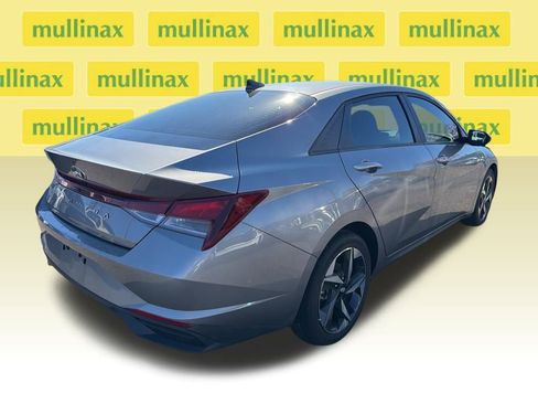 Used 2023 Hyundai Elantra SEL w/ Convenience Package image 9