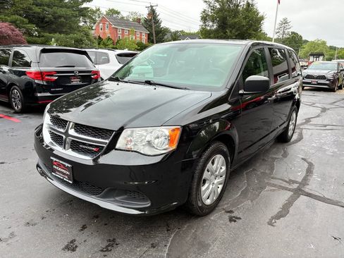 Used 2019 Dodge Grand Caravan SE FWD image 2