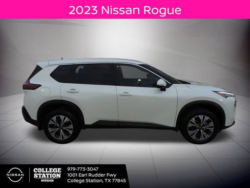 Used 2023 Nissan Rogue SV image 2