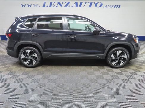 Used 2025 Volkswagen Taos SE AWD/4WD image 2