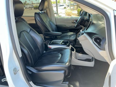 Used 2023 Chrysler Pacifica Touring-L FWD image 19