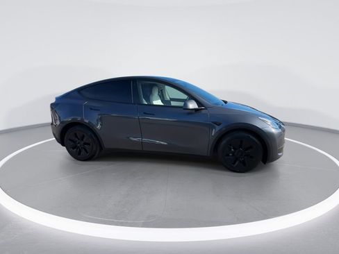 Used 2022 Tesla Model Y Long Range image 17