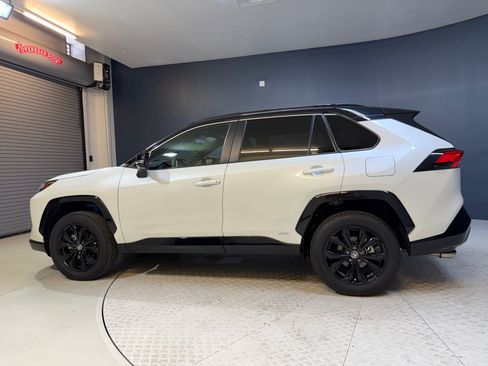 Used 2022 Toyota RAV4 XSE AWD/4WD image 2