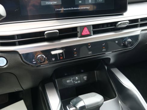 Used 2025 Kia Sorento LX FWD image 21