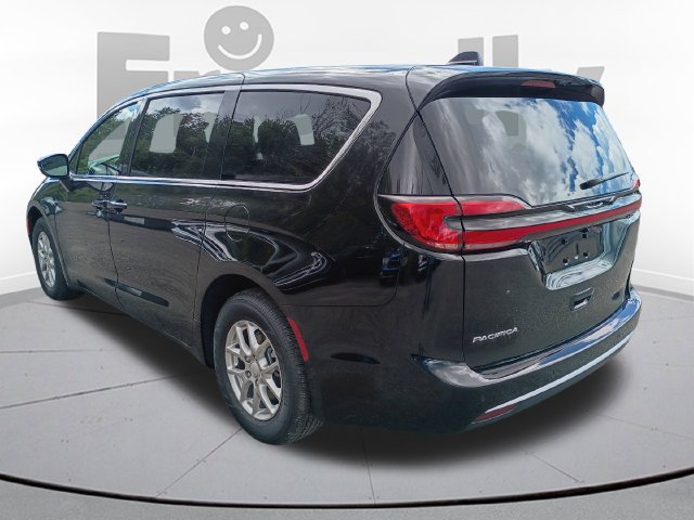 New 2027 Chrysler Pacifica Select FWD image 7